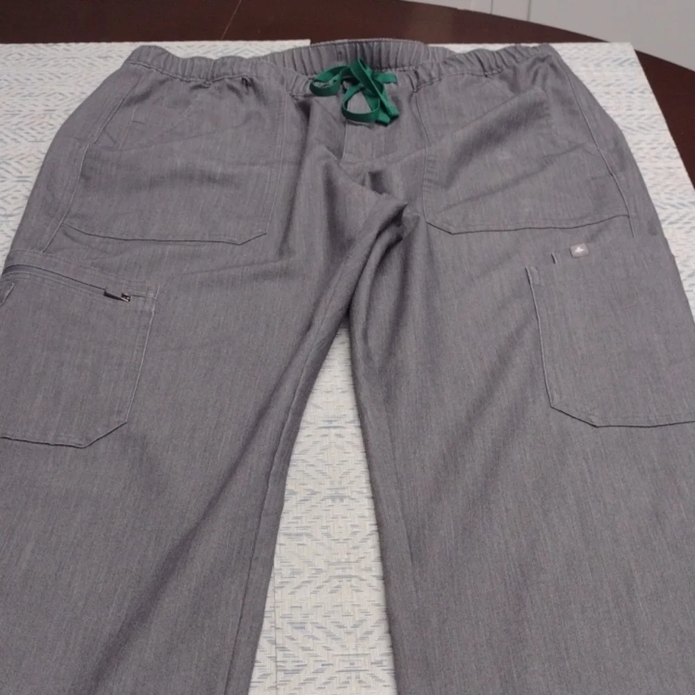 Figs Men's Scrub Pants in Gray